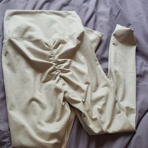 Cream scrunch butt leggings